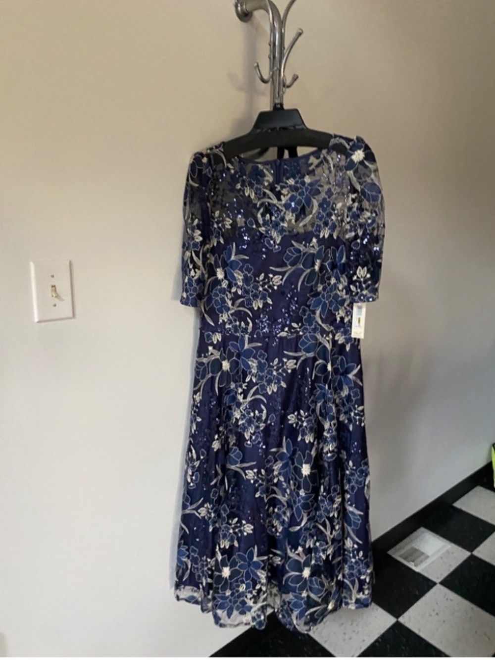 Dress - Picture 3 of 3